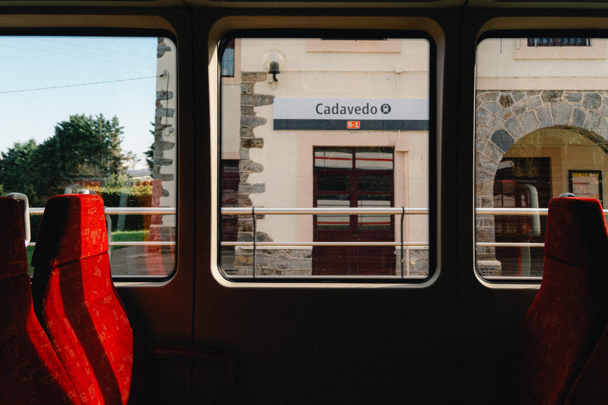 Bahnhof Cadavedo aus dem Zug betrachtet