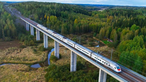 Finnisch-russischer Schnellzug Allegro auf einer Brücke