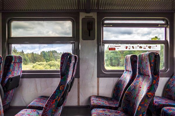 Blick aus einem Zug in Lettland mit Sitzen im Vordergrund
