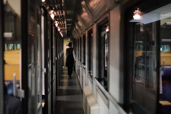 Nachtzug 2022: Eine Frau geht durch den Gang im Nachtzug