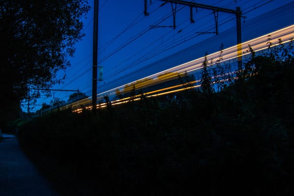 Nachtzug 2023: Ein Zug rauscht durch die Nacht