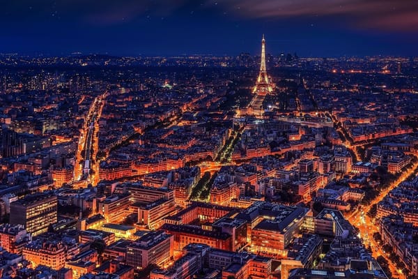 Paris bei Nacht mit dem Eiffelturm