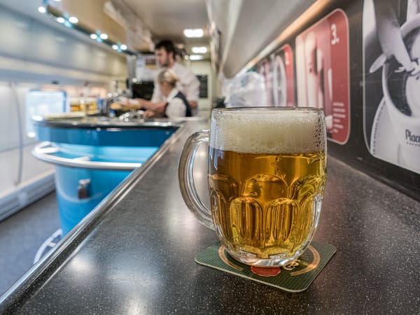 Ein gezapftes Bier auf der Theke in Bordbistro des Pendolino der Tschechischen Bahn