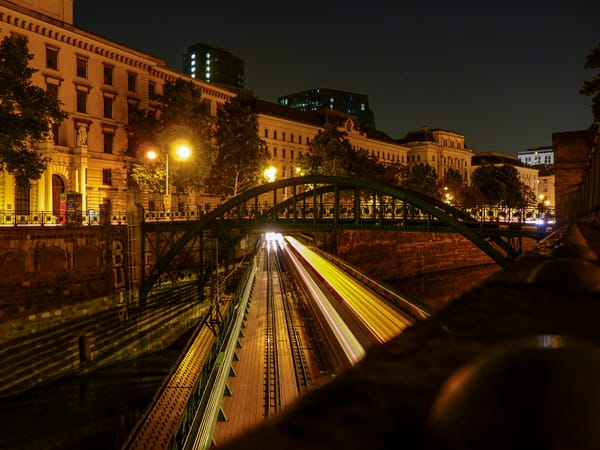 Nachtaufnahme der U-Bahn in Wien