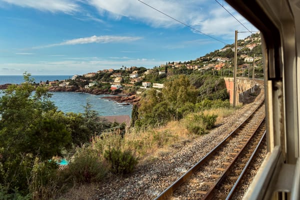 Blick aus dem Zugfenster am Meer