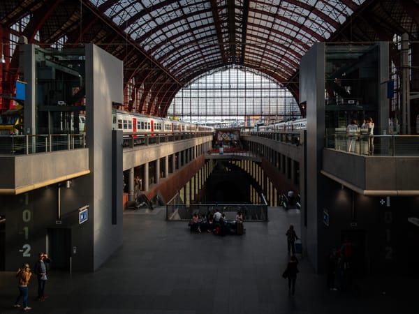 Mehrstöckige Bahnhofshalle im Bahnhof Antwerpen-Centraal