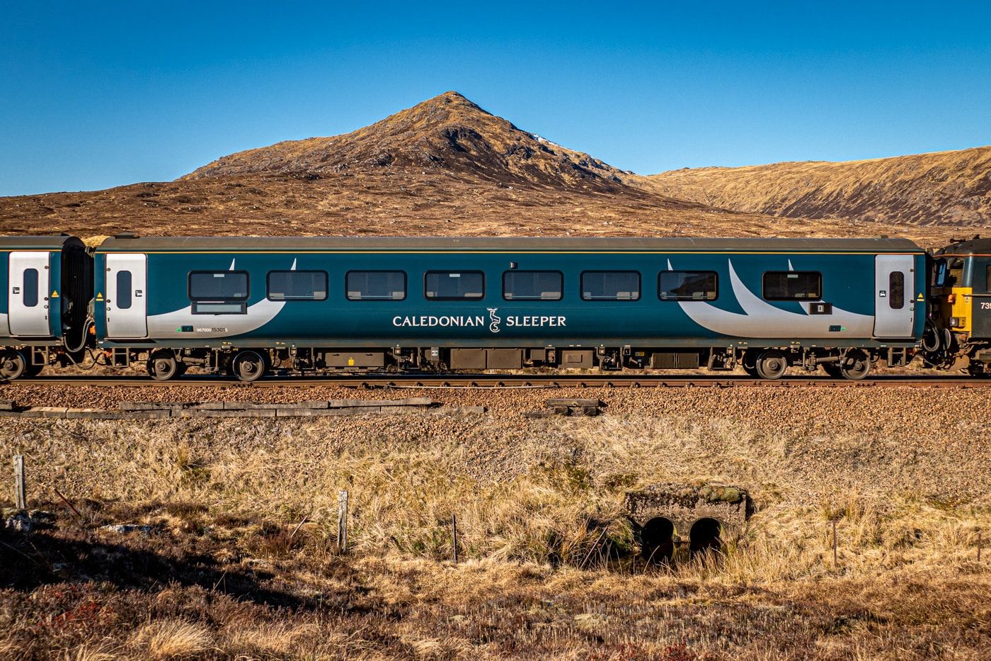Caledonian Sleeper vor einem Bergpanorama
